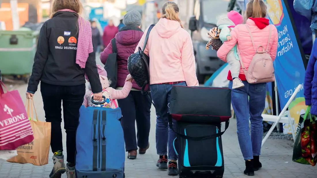Bereits in den ersten Kriegsmonaten kamen rund eine Million Flüchtlinge aus der Ukraine nach Deutschland. (Archivfoto) - Bild: Christoph Soeder/dpa