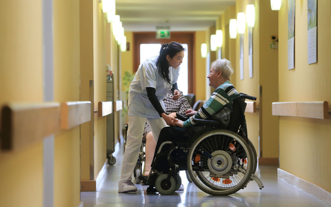 Ausländische Pflegekräfte könnten Personalprobleme in Heimen verringern - wenn sie voll arbeiten dürfen. (Archivbild) - Foto: picture alliance / dpa