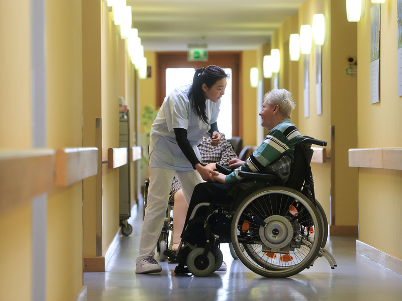 Ausländische Pflegekräfte könnten Personalprobleme in Heimen verringern - wenn sie voll arbeiten dürfen. (Archivbild) - Foto: picture alliance / dpa