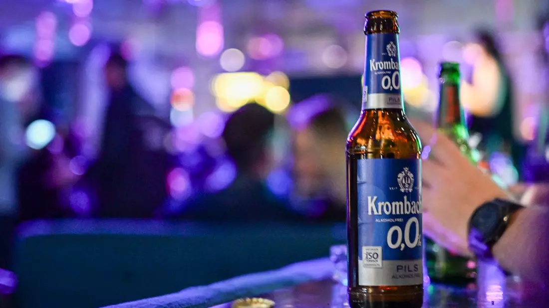 Alkoholfreies Bier liegt ohnehin im Trend, Partys ohne Alkohol passen dazu. (Symbolbild) - Bild: Jens Kalaene/dpa