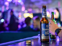 Alkoholfreies Bier liegt ohnehin im Trend, Partys ohne Alkohol passen dazu. (Symbolbild) - Foto: Jens Kalaene/dpa