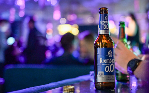 Alkoholfreies Bier liegt ohnehin im Trend, Partys ohne Alkohol passen dazu. (Symbolbild) - Foto: Jens Kalaene/dpa