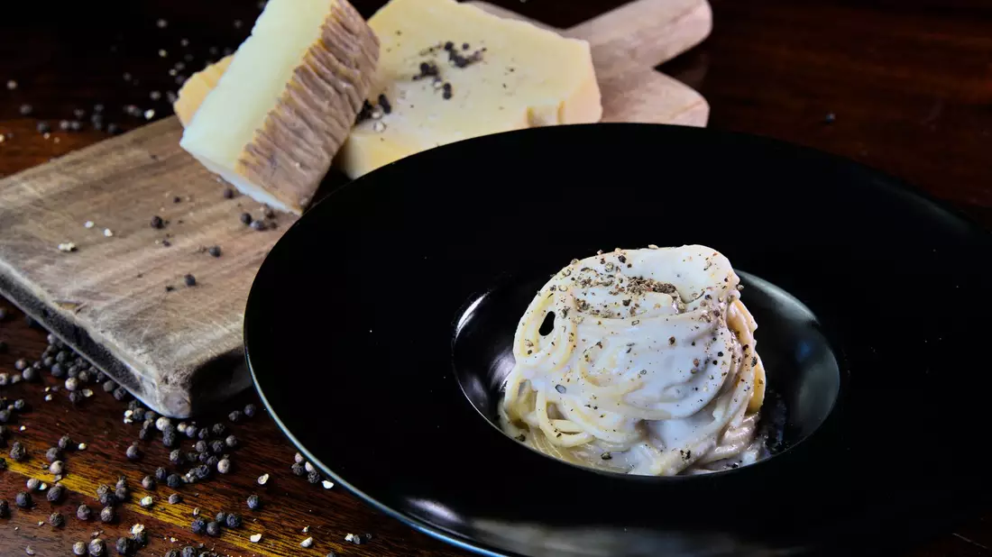 Die größte Hürde bei der Zubereitung des Pastagerichts Cacio e Pepe ist das Verklumpen des Käses. Ein Forschungsteam hat nun eine Methode entwickelt, um das zu verhindern. - Bild: Simone Frau/American Institute of Physics/dpa