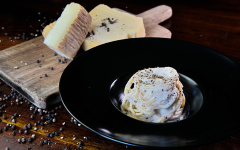 Die größte Hürde bei der Zubereitung des Pastagerichts Cacio e Pepe ist das Verklumpen des Käses. Ein Forschungsteam hat nun eine Methode entwickelt, um das zu verhindern. - Foto: Simone Frau/American Institute of Physics/dpa