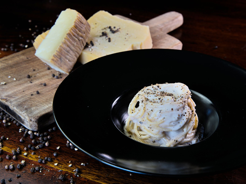 Die größte Hürde bei der Zubereitung des Pastagerichts Cacio e Pepe ist das Verklumpen des Käses. Ein Forschungsteam hat nun eine Methode entwickelt, um das zu verhindern. - Foto: Simone Frau/American Institute of Physics/dpa