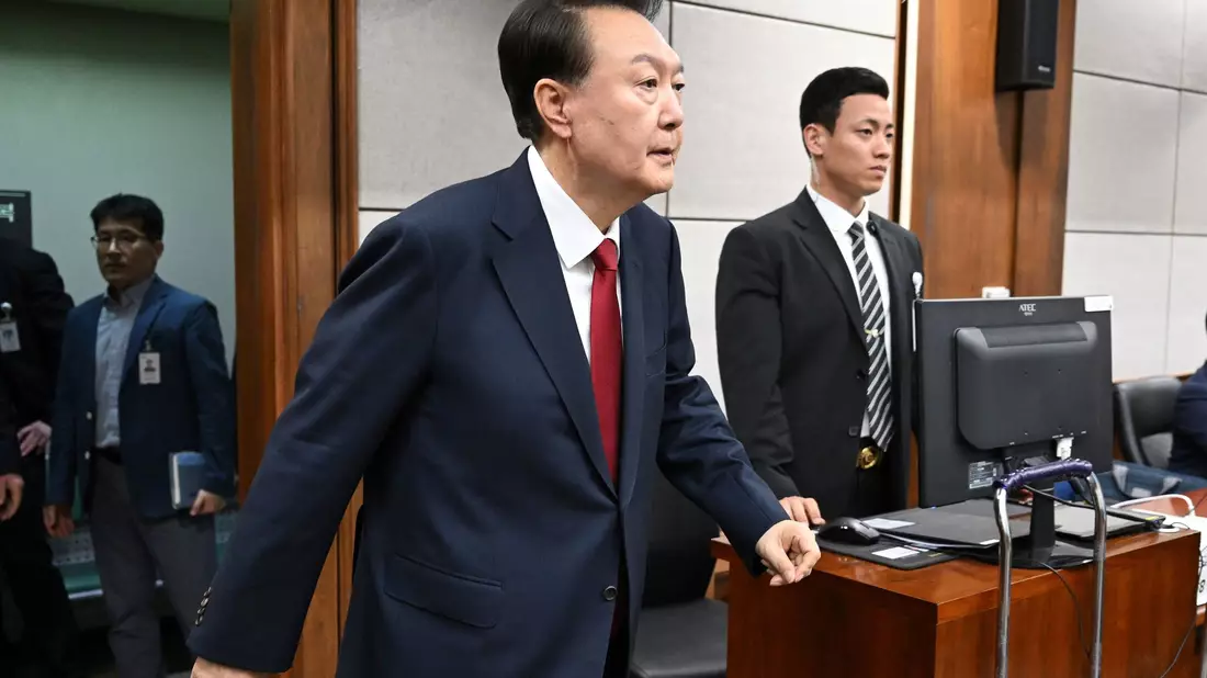 Yoon Suk Yeol ist nun auch wegen Amtsmissbrauch angeklagt. - Bild: Jung Yeon-je/AFP Pool via AP/dpa