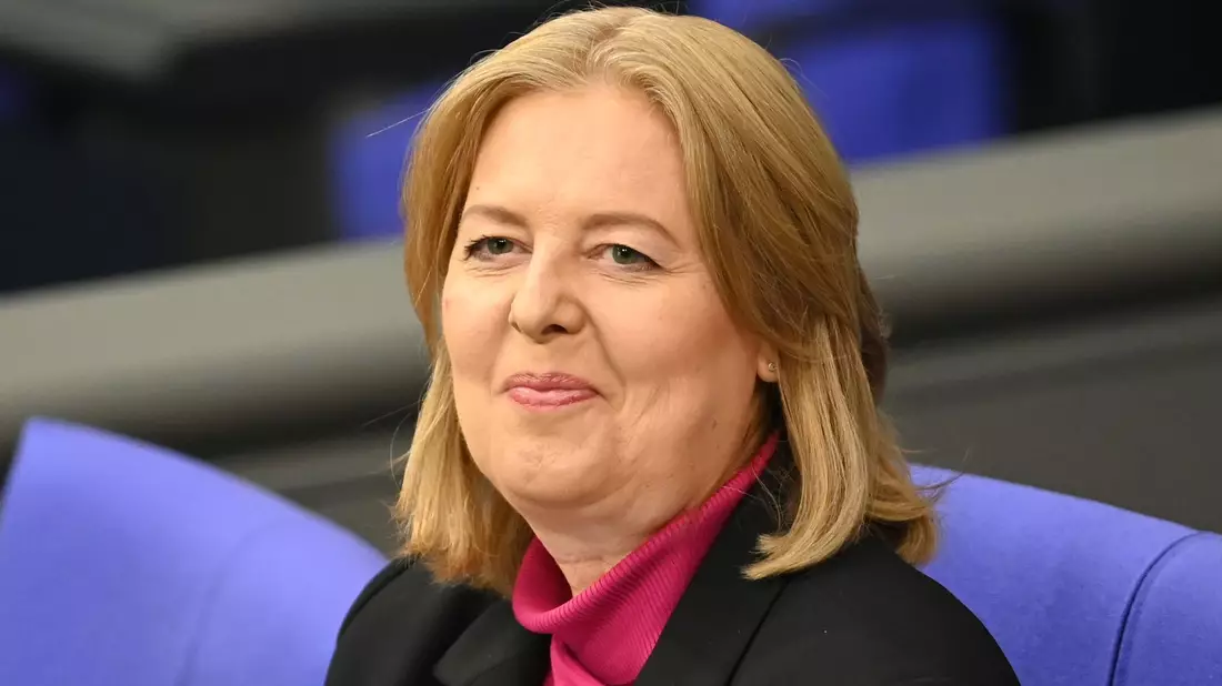 Bas hält sich bei Postenvergabe bedeckt. (Archivbild) - Bild: Anna Ross/dpa