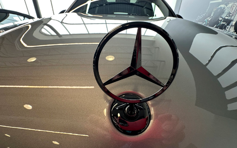 Autos von Mercedes-Benz kommen bei wohlhabenden US-Kunden gut an. (Archivbild) - Foto: David Zalubowski/AP/dpa