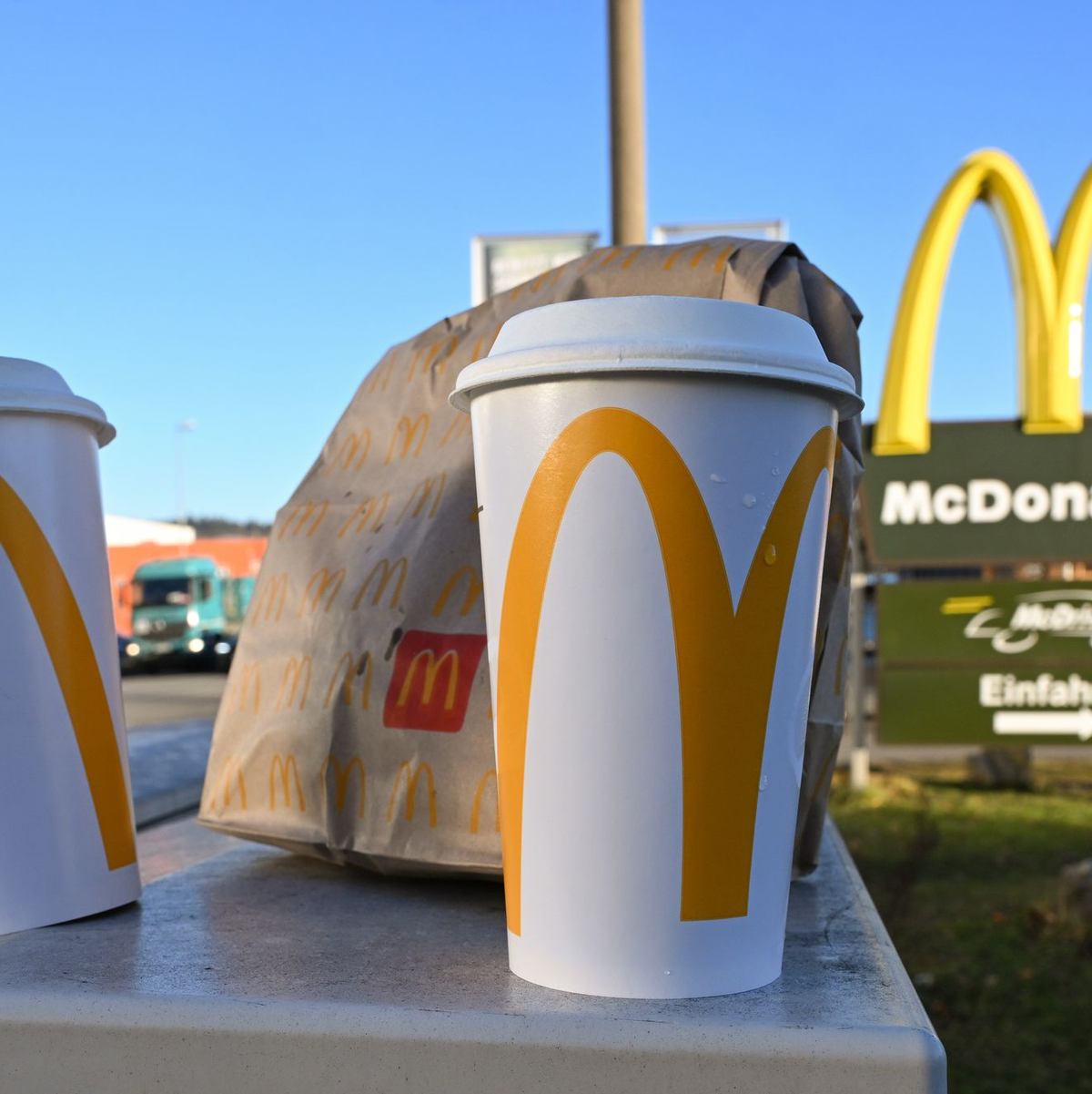 Auch MacDonald's bemerkt die Handelspolitik von Trump. (Archivbild) - Foto: Bernd Weißbrod/dpa
