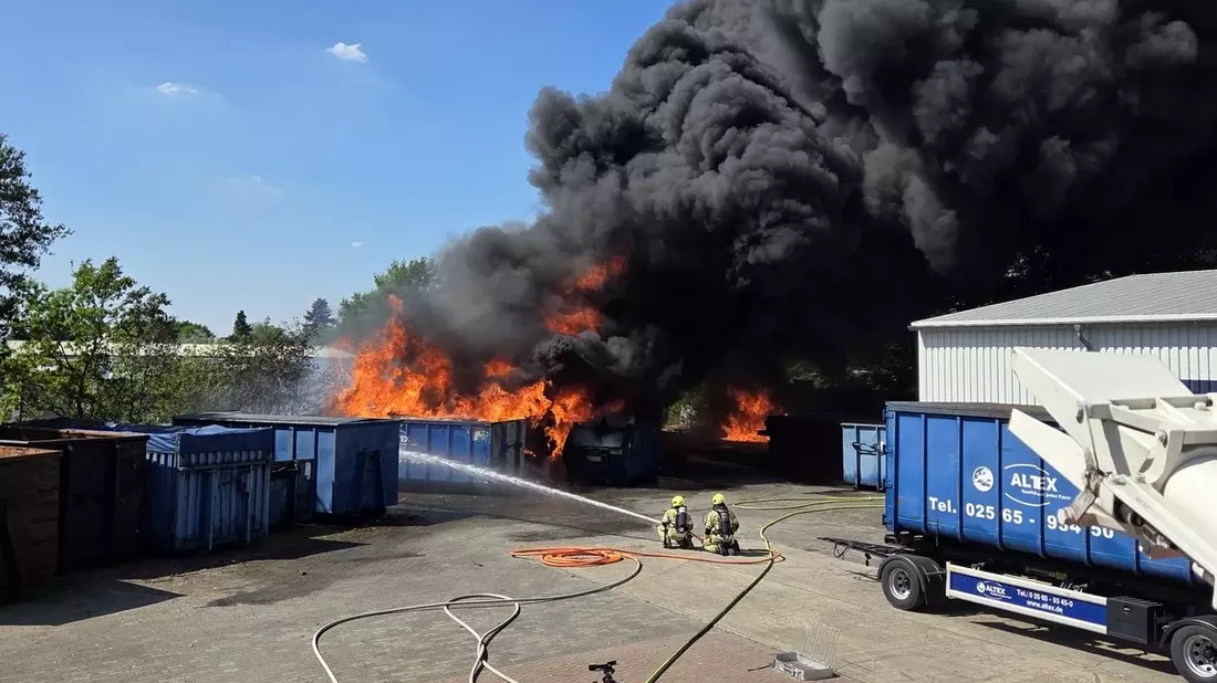 FW Gronau: Erstmeldung - Großbrand im Bereich des alten Postwegs in Gronau - Bild: presseportal.de