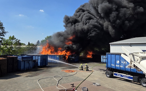 FW Gronau: Erstmeldung - Großbrand im Bereich des alten Postwegs in Gronau - Foto: presseportal.de