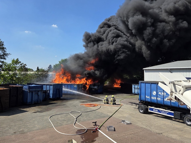 FW Gronau: Erstmeldung - Großbrand im Bereich des alten Postwegs in Gronau - Foto: presseportal.de