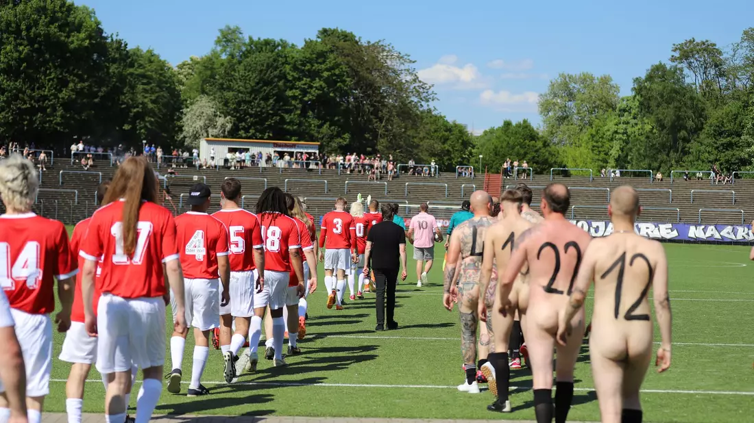 Hier spielt die «Nacktionalmannschaft». - Bild: Sascha Thelen/dpa