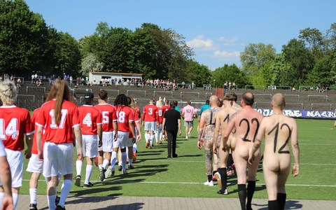 Hier spielt die «Nacktionalmannschaft». - Foto: Sascha Thelen/dpa