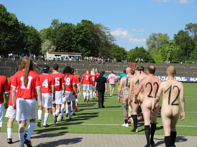 Hier spielt die «Nacktionalmannschaft». - Foto: Sascha Thelen/dpa