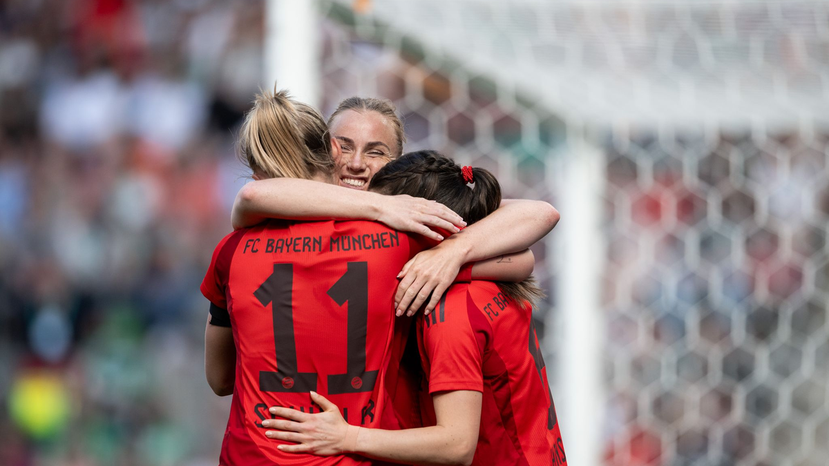 Nach dem Halbfinal-Sieg gegen den HSV hofften die Werder-Fans auch auf einen Final-Triumph gegen den FC Bayern. - Foto: Fabian Strauch/dpa