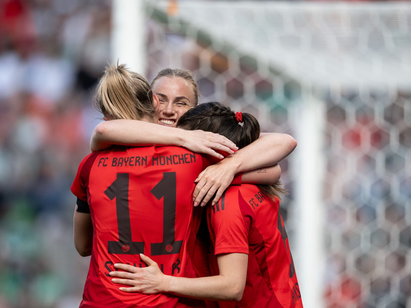 Nach dem Halbfinal-Sieg gegen den HSV hofften die Werder-Fans auch auf einen Final-Triumph gegen den FC Bayern. - Foto: Fabian Strauch/dpa
