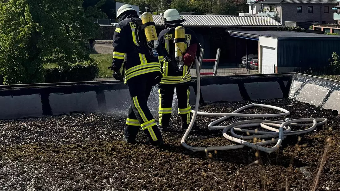 FW-ROW: Einsatz F3 - brennt Dachstuhl am 1. Mai - Bild: presseportal.de