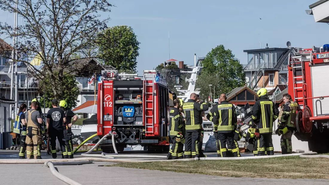 Nach der Explosion der Gasflasche wurde der Bereich weiträumig abgesperrt. - Bild: Markus Scholz/dpa