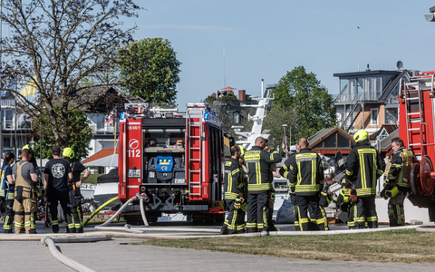 Nach der Explosion der Gasflasche wurde der Bereich weiträumig abgesperrt. - Foto: Markus Scholz/dpa