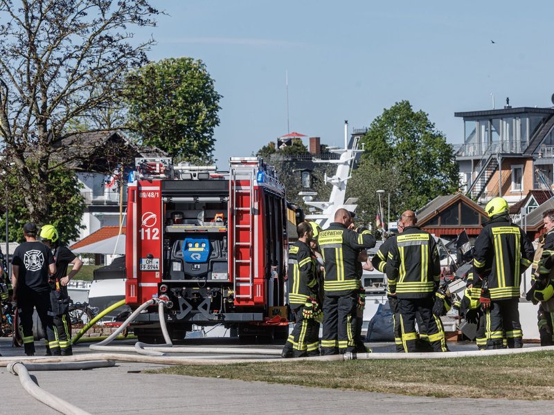 Nach der Explosion der Gasflasche wurde der Bereich weiträumig abgesperrt. - Foto: Markus Scholz/dpa