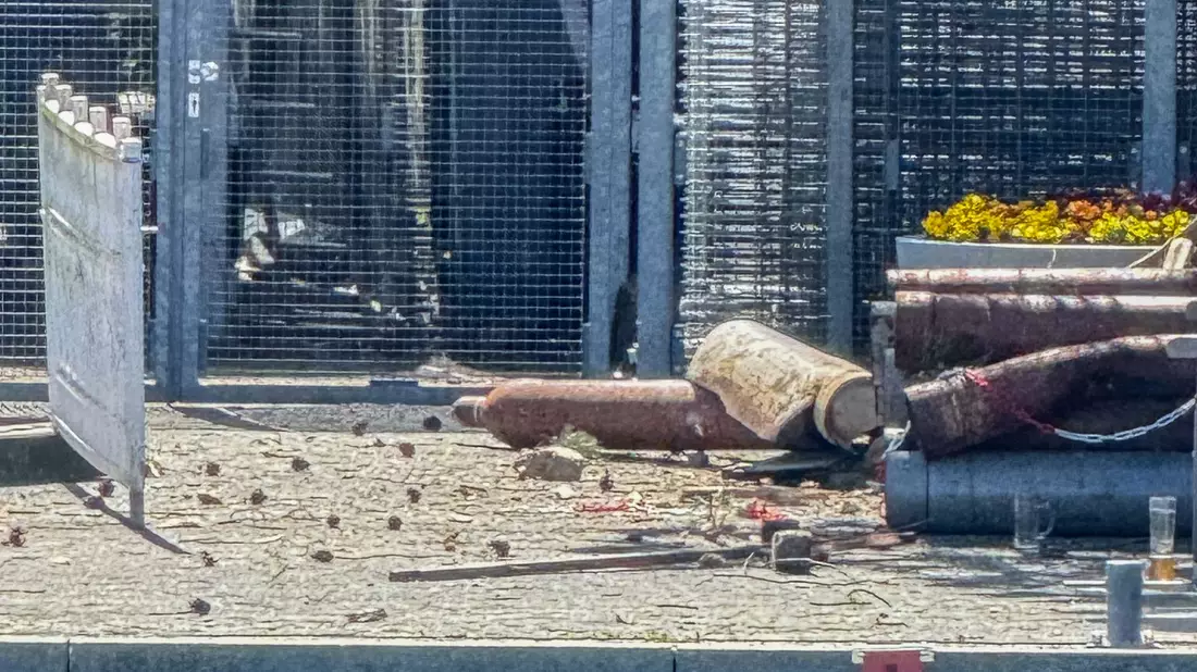 Teile der explodierten Gasflasche sollen laut einem Augenzeugen bis ins Wasser geflogen sein. - Bild: Privat/dpa