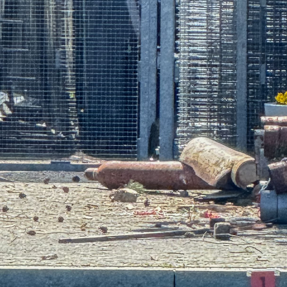 Teile der explodierten Gasflasche sollen laut einem Augenzeugen bis ins Wasser geflogen sein. - Foto: Privat/dpa