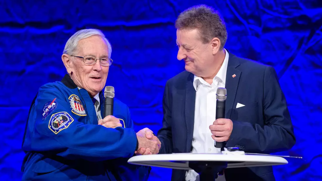 Raumfahrt ist ein besonderes Thema - hier US-Astronaut Charlie Duke mit Museumschef Heckl. (Archivbild) - Bild: Matthias Balk/dpa