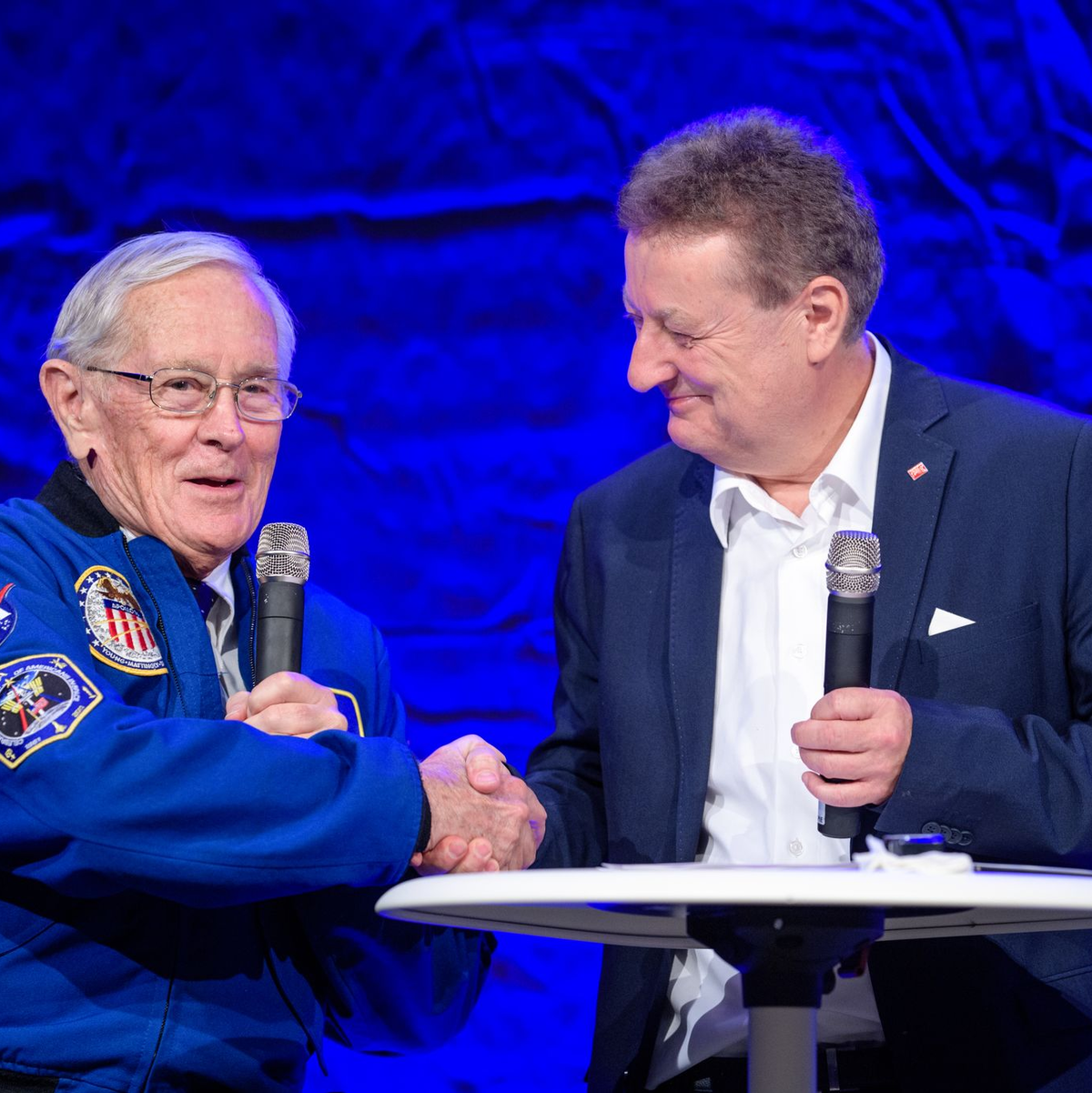 Raumfahrt ist ein besonderes Thema - hier US-Astronaut Charlie Duke mit Museumschef Heckl. (Archivbild) - Foto: Matthias Balk/dpa