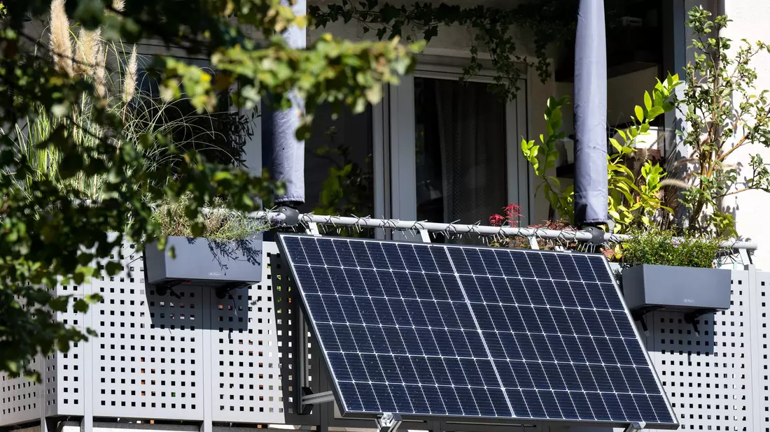 Der Sonnenstromverband BSW Solar erwartet in diesem Jahr weiteres rasantes Wachstum bei kleinen Balkonsolaranlagen. (Foto: Illustration)  - Bild: Sven Hoppe/dpa