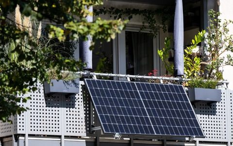 Der Sonnenstromverband BSW Solar erwartet in diesem Jahr weiteres rasantes Wachstum bei kleinen Balkonsolaranlagen. (Foto: Illustration)  - Foto: Sven Hoppe/dpa