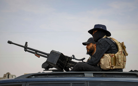 Bei den Kämpfen zwischen sunnitischen Milizen und drusischen Bewaffneten kamen bislang über 100 Menschen ums Leben. - Foto: Omar Albam/AP/dpa Bei den Kämpfen zwischen sunnitischen Milizen und drusischen Bewaffneten kamen bislang über 100 Menschen ums Leben. - Foto: Omar Albam/AP/dpa