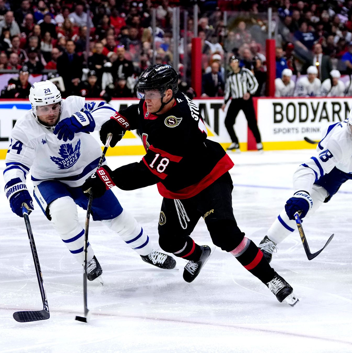 Drei Schüsse, aber kein Treffer: Tim Stützle (Mitte) konnte im Spiel keine entscheidenden Impulse liefern.  - Foto: Justin Tang/The Canadian Press via AP/dpa