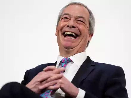 Der britische Brexit-Vorkämpfer Nigel Farage darf sich über eine gute Wahlnacht für seine Partei Reform UK freuen. (Archivfoto) - Foto: Kirsty Wigglesworth/AP/dpa