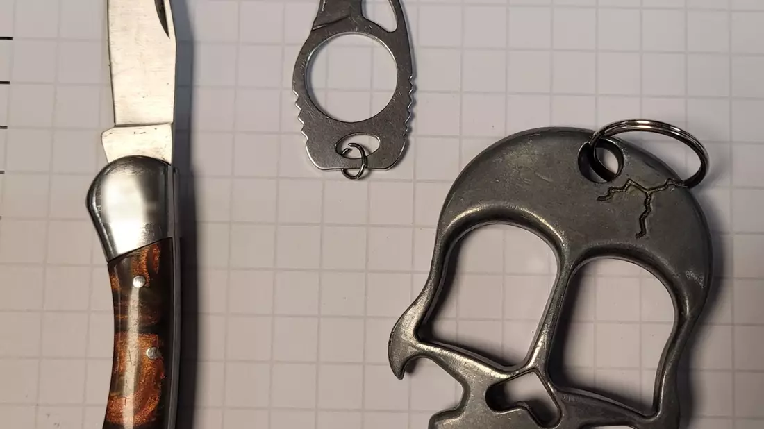 BPOL NRW: Betäubungsmittel, Messer, Schlagring und per Haftbefehl gesucht - Bundespolizei nimmt 34-Jährigen fest - Bild: presseportal.de
