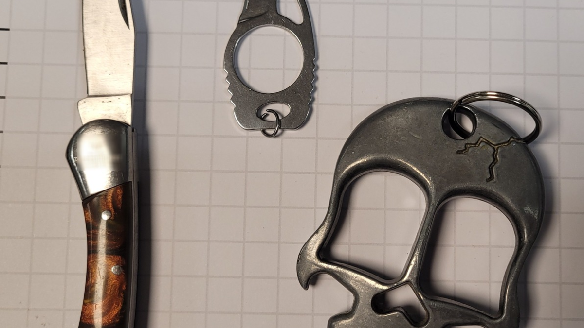 BPOL NRW: Betäubungsmittel, Messer, Schlagring und per Haftbefehl gesucht - Bundespolizei nimmt 34-Jährigen fest - Foto: presseportal.de