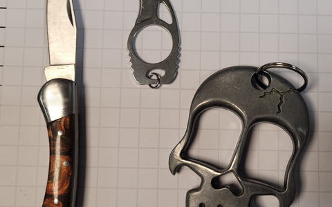 BPOL NRW: Betäubungsmittel, Messer, Schlagring und per Haftbefehl gesucht - Bundespolizei nimmt 34-Jährigen fest - Foto: presseportal.de