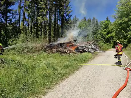 FW Reichenau: Brennenden Holzpolder im Wald gelöscht, Mehrstündiger Einsatz der Feuerwehren aus Reichenau und Konstanz, Reichenau-Waldsiedlung, 01.05.2025 - Foto: presseportal.de