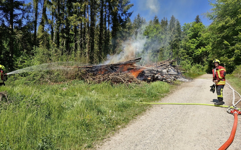 FW Reichenau: Brennenden Holzpolder im Wald gelöscht, Mehrstündiger Einsatz der Feuerwehren aus Reichenau und Konstanz, Reichenau-Waldsiedlung, 01.05.2025 - Foto: presseportal.de