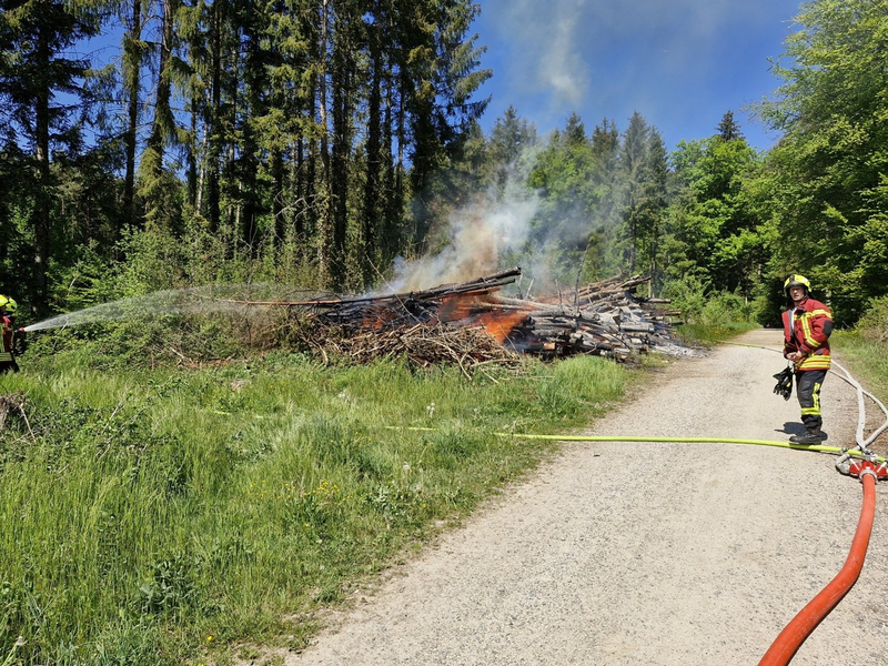FW Reichenau: Brennenden Holzpolder im Wald gelöscht, Mehrstündiger Einsatz der Feuerwehren aus Reichenau und Konstanz, Reichenau-Waldsiedlung, 01.05.2025 - Foto: presseportal.de