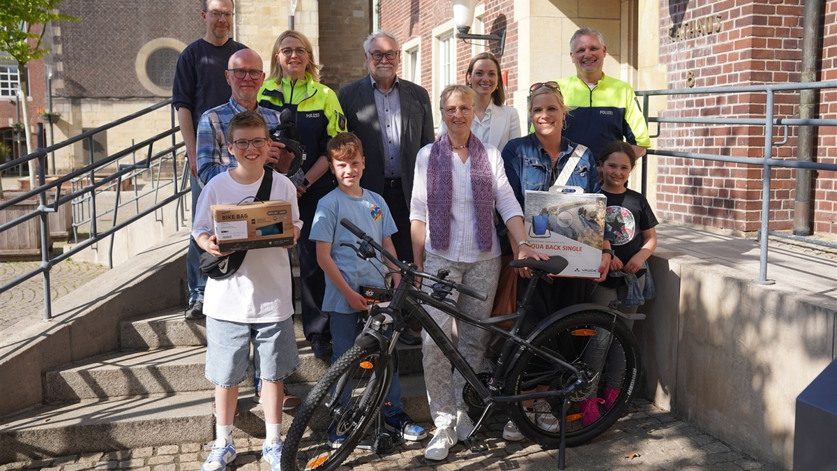 POL-COE: Coesfeld, Dülmen, Lüdinghausen/ Glückliche Gewinner erhalten Preise - Foto: presseportal.de