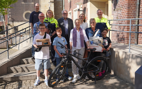 POL-COE: Coesfeld, Dülmen, Lüdinghausen/ Glückliche Gewinner erhalten Preise - Foto: presseportal.de