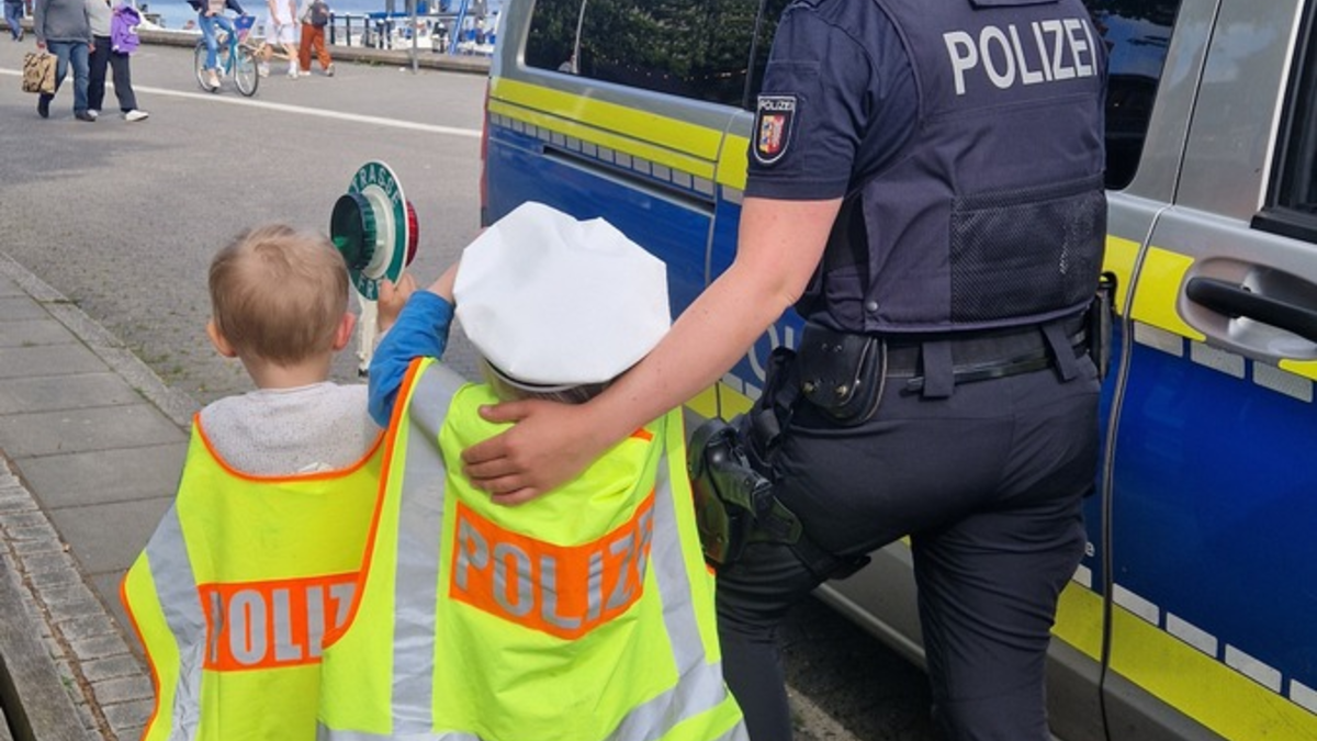 POL-KI: 250502.2 Kiel: Wenn Kinderträume auf Blaulicht treffen - Ein besonderes Erlebnis für zwei kleine Nachwuchs-Polizisten - Foto: presseportal.de