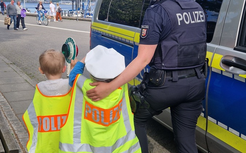 POL-KI: 250502.2 Kiel: Wenn Kinderträume auf Blaulicht treffen - Ein besonderes Erlebnis für zwei kleine Nachwuchs-Polizisten - Foto: presseportal.de