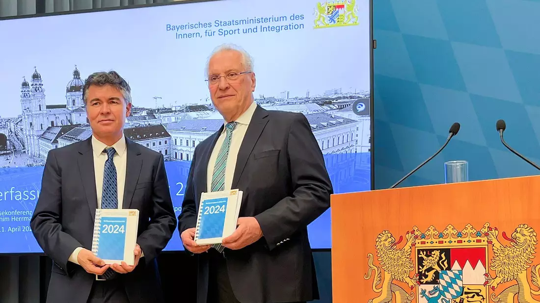 In Bayern hat die Polizei relativ viele Befugnisse, allerdings sind die Regeln, um sie in der Praxis anwenden zu dürfen, laut dem Bericht teilweise recht anspruchsvoll. (Archivfoto)  - Bild: Hannes Förster/dpa