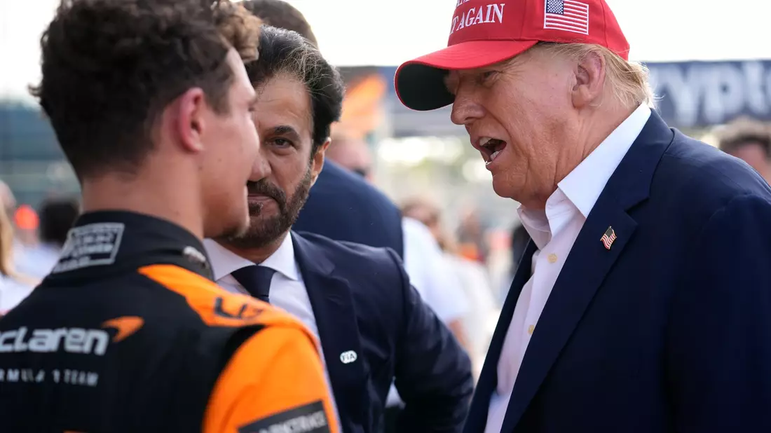 Donald Trump (r) inszenierte sich als Lando Norris' (l) Glücksbringer. - Bild: Rebecca Blackwell/AP/dpa