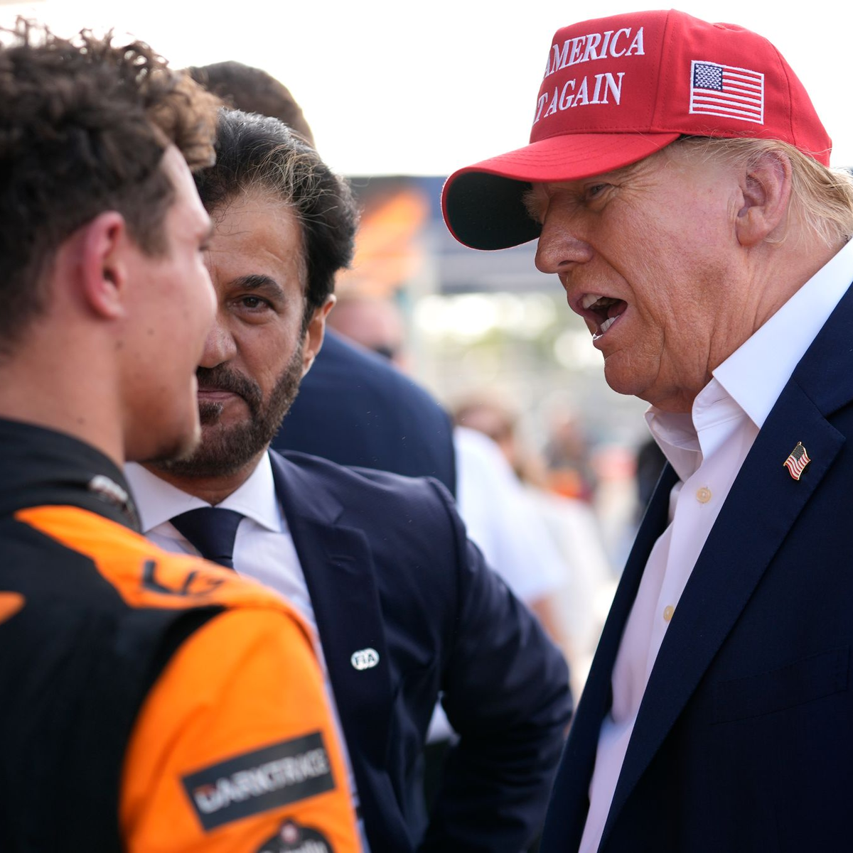 Donald Trump (r) inszenierte sich als Lando Norris' (l) Glücksbringer. - Foto: Rebecca Blackwell/AP/dpa