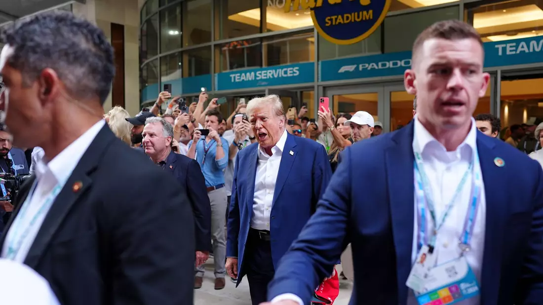 Donald Trump (M) hat es von seinem Anwesen in Florida nicht weit zur Strecke in Miami. - Bild: Richard Dole/ZUMA Press Wire/dpa
