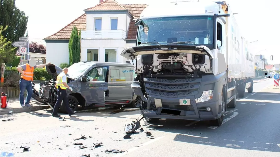 POL-MI: Bulli-Fahrer kollidiert mit Lastwagen - Bild: presseportal.de