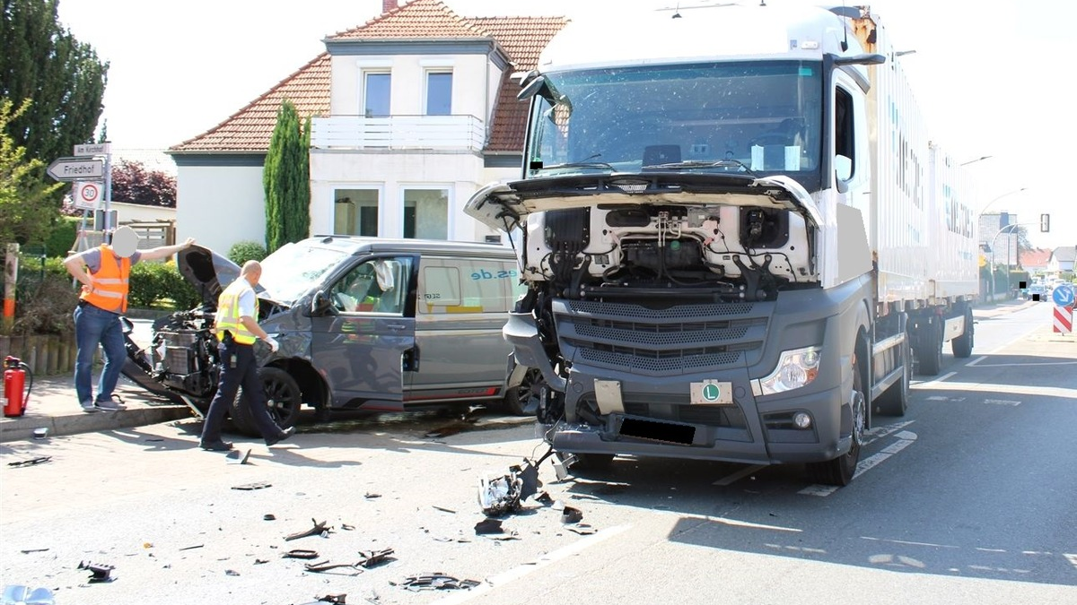 POL-MI: Bulli-Fahrer kollidiert mit Lastwagen - Foto: presseportal.de